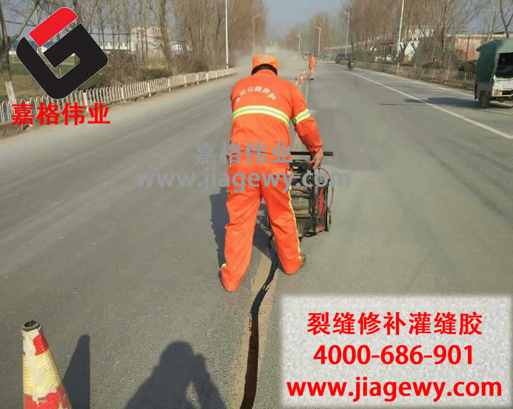 公路養(yǎng)路人的工作熱情勝過熔化后的道路密封膠