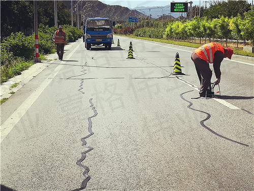 道路養(yǎng)護(hù)人眼中的嘉格路面貼縫帶價格