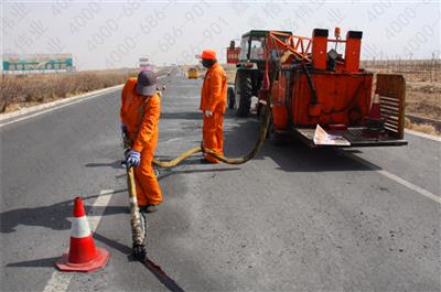 針對道路路面裂縫,應(yīng)采取什么樣的嘉格灌縫膠進(jìn)行灌縫處理呢？